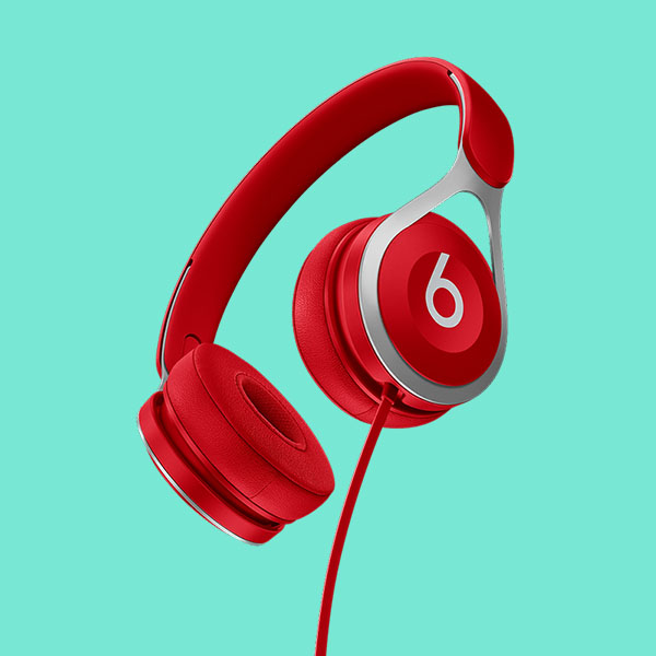 roter kopfhörer von der marke beats