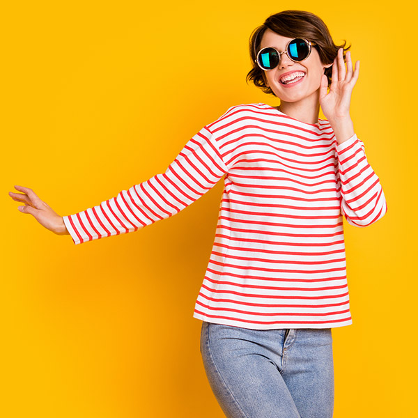 Bunte Kleidung und Sonnenbrille