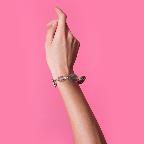 schmuck-produktfotos-produktvideos Der Arm einer Frau mit einem Armband. Schmuck an der Hand