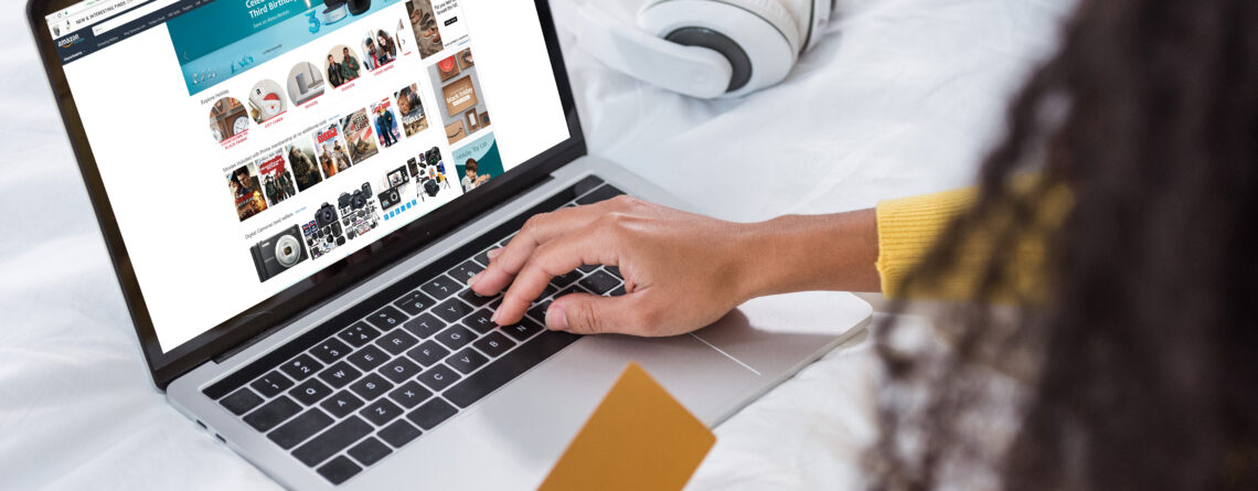 Frau am Laptop auf Amazon