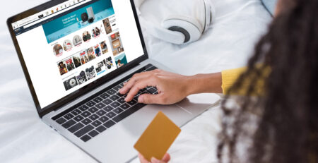 Frau am Laptop auf Amazon